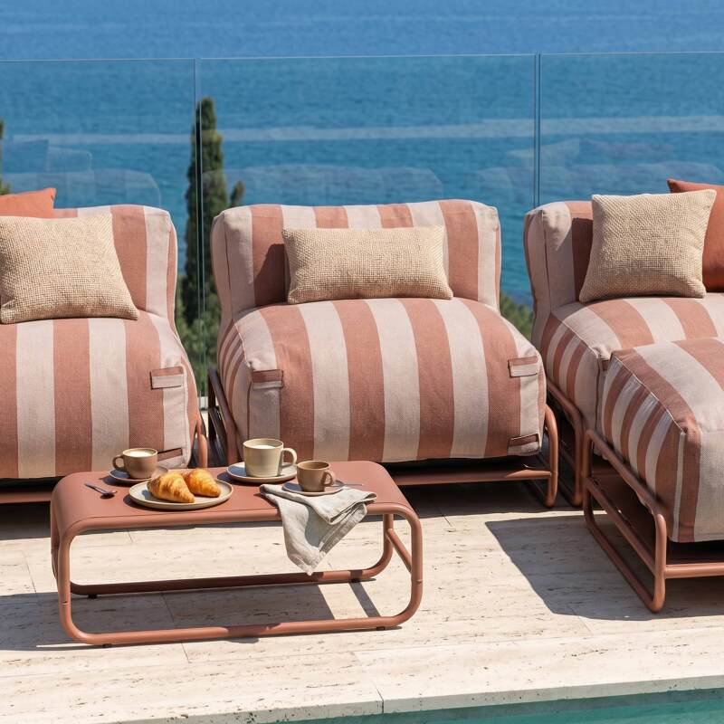 Divano modulare da esterno a righe 4 posti con struttura, 3 poltrone, 1 pouf e tavolino (2/7)