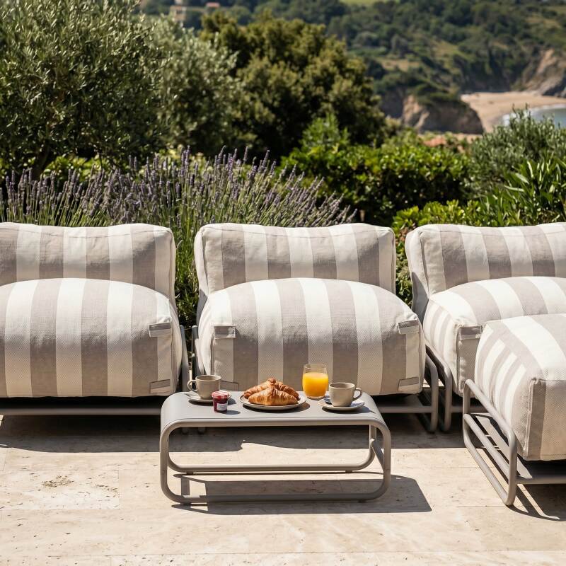 Divano modulare da esterno a righe 4 posti con struttura, 3 poltrone, 1 pouf e tavolino (2/7)