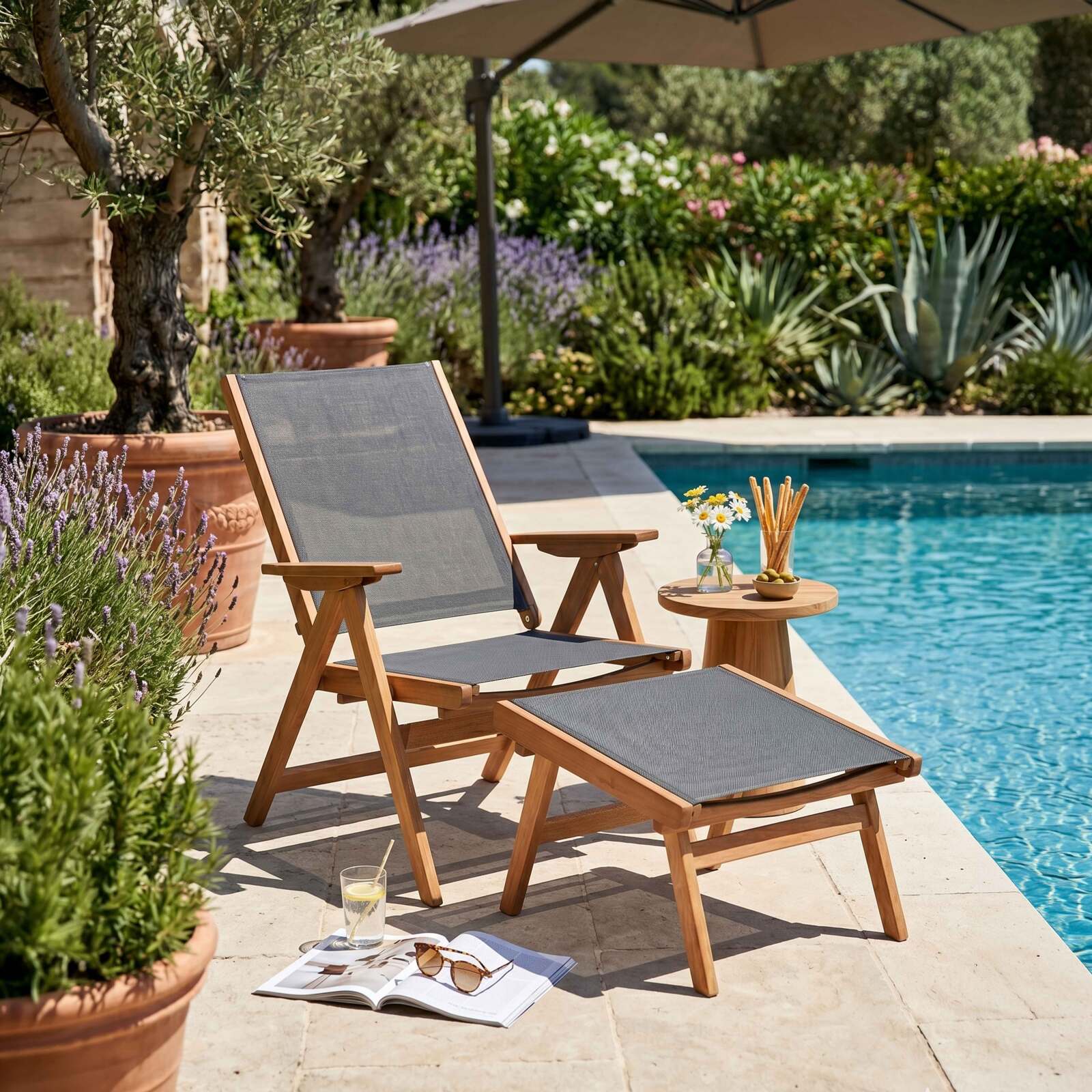 Poltrona relax da giardino in legno di eucalipto con poggiapiedi