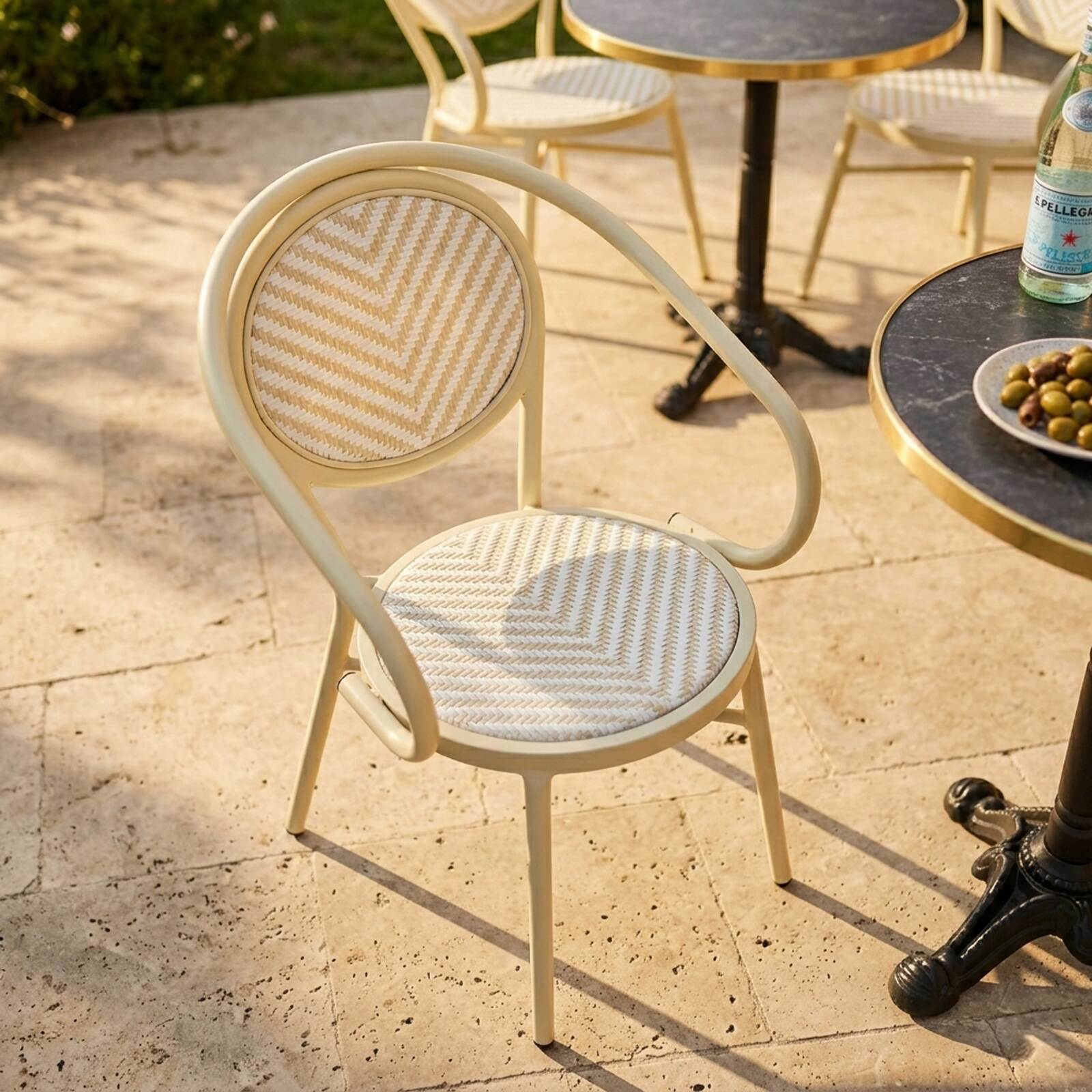 Sedia da giardino bistrot parigino in alluminio e rattan sintetico con braccioli 