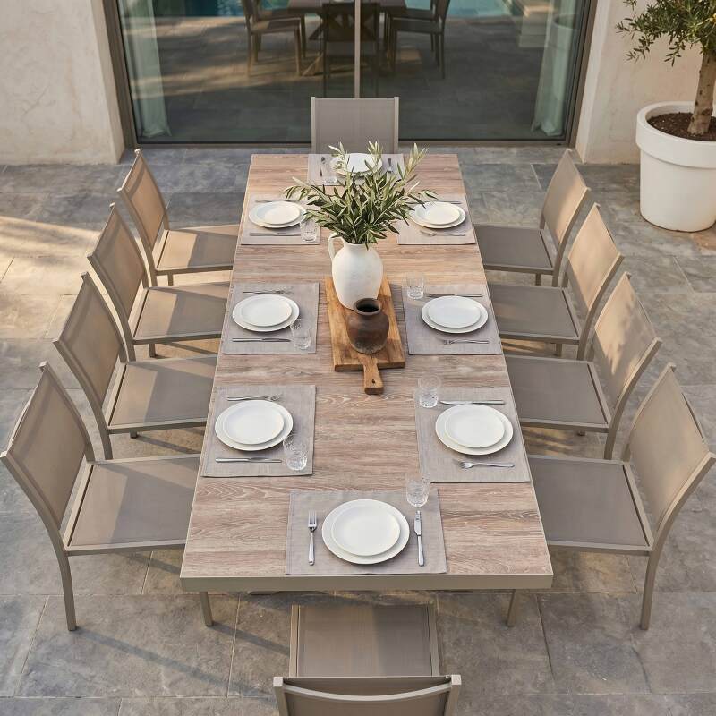 Tavolo da giardino in alluminio e ceramica effetto legno 201x100 cm e 10 sedie impilabili in textilene

 (2/7)