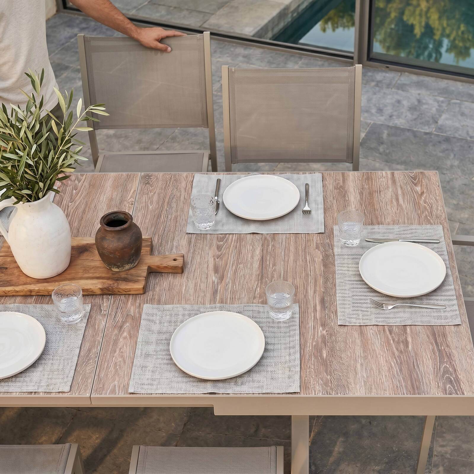 Tavolo da giardino in alluminio e ceramica effetto legno 201x100 cm e 10 sedie impilabili in textilene

