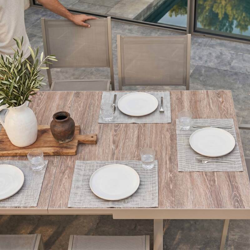 Tavolo da giardino in alluminio e ceramica effetto legno 201x100 cm e 10 sedie impilabili in textilene

 (3/7)