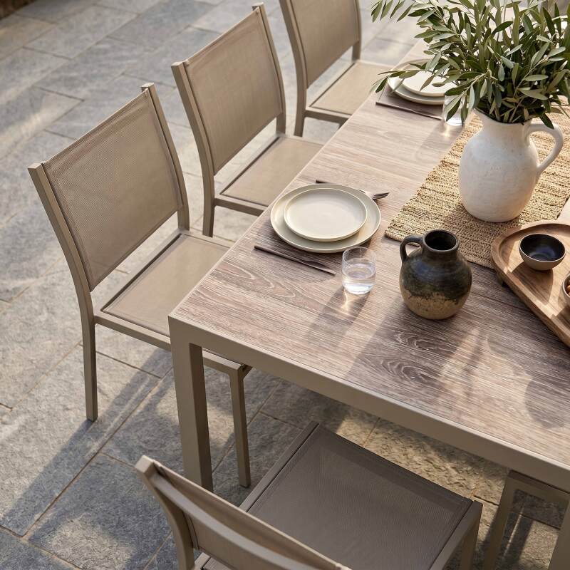 Tavolo da giardino in alluminio e ceramica effetto legno 206x100 cm e 10 sedie in textilene (2/7)