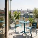 Tavolo da giardino bistrot rotonda inclnabile in metallo con piede incassato 70x70 cm e 2 sedie