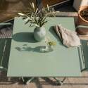 Tavolo da giardino bistrot quadrato inclinabile in metallo con piede incassato 70x70 cm e 2 sedie con braccioli