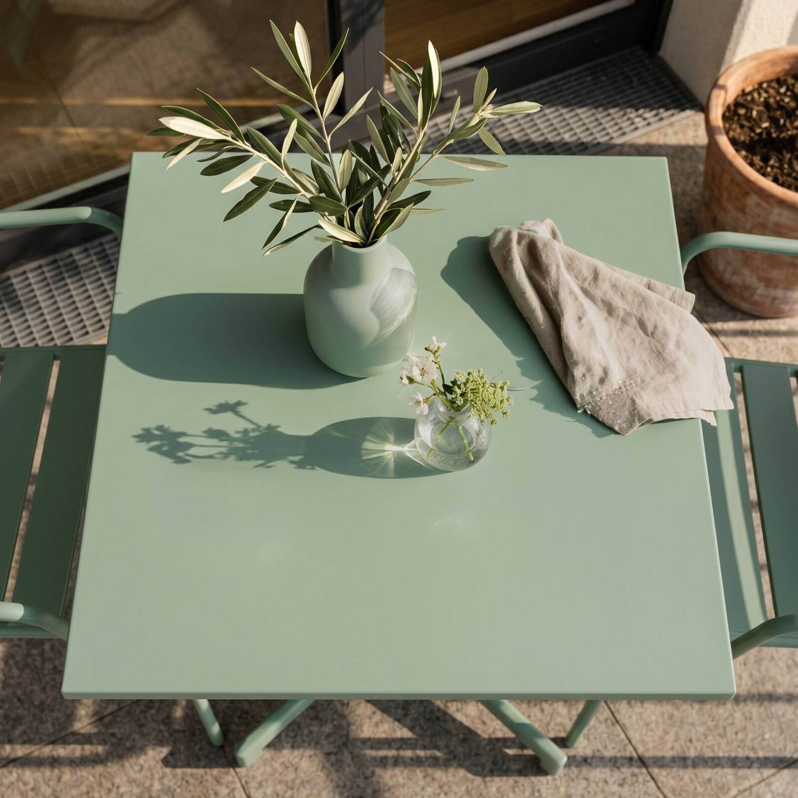 Tavolo da giardino bistrot quadrato inclinabile in metallo con piede incassato 70x70 cm e 2 sedie con braccioli