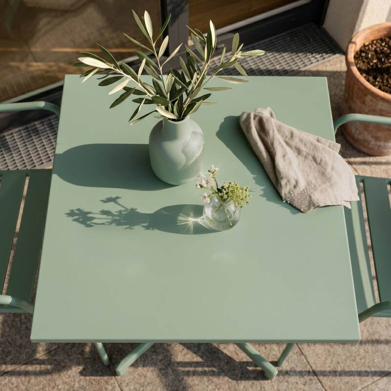 Tavolo da giardino bistrot quadrato inclinabile in metallo con piede incassato 70x70 cm e 2 sedie con braccioli (2/7)
