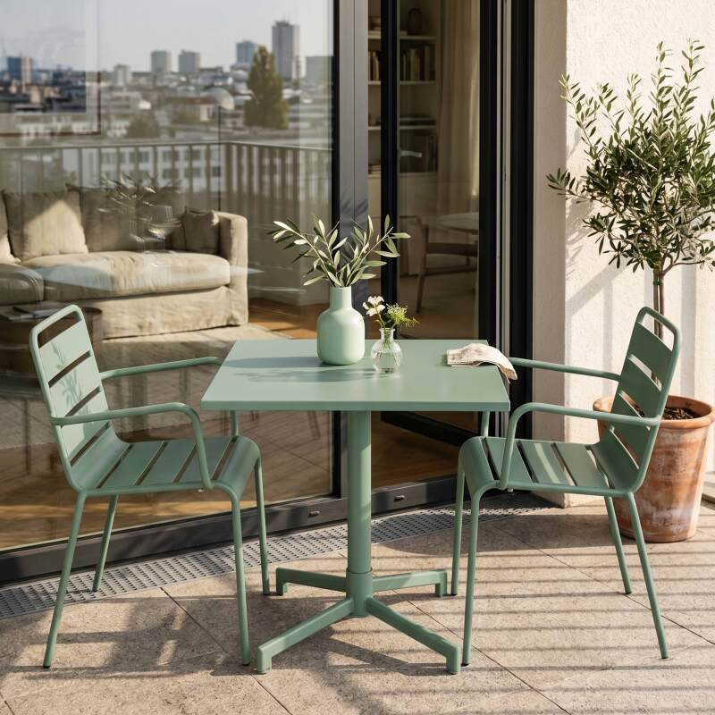 Tavolo da giardino bistrot quadrato inclinabile in metallo con piede incassato 70x70 cm e 2 sedie con braccioli