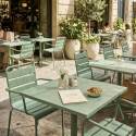 Tavolo da giardino bistrot quadrato inclinabile in metallo con piede incassato 70x70 cm e 2 sedie con braccioli