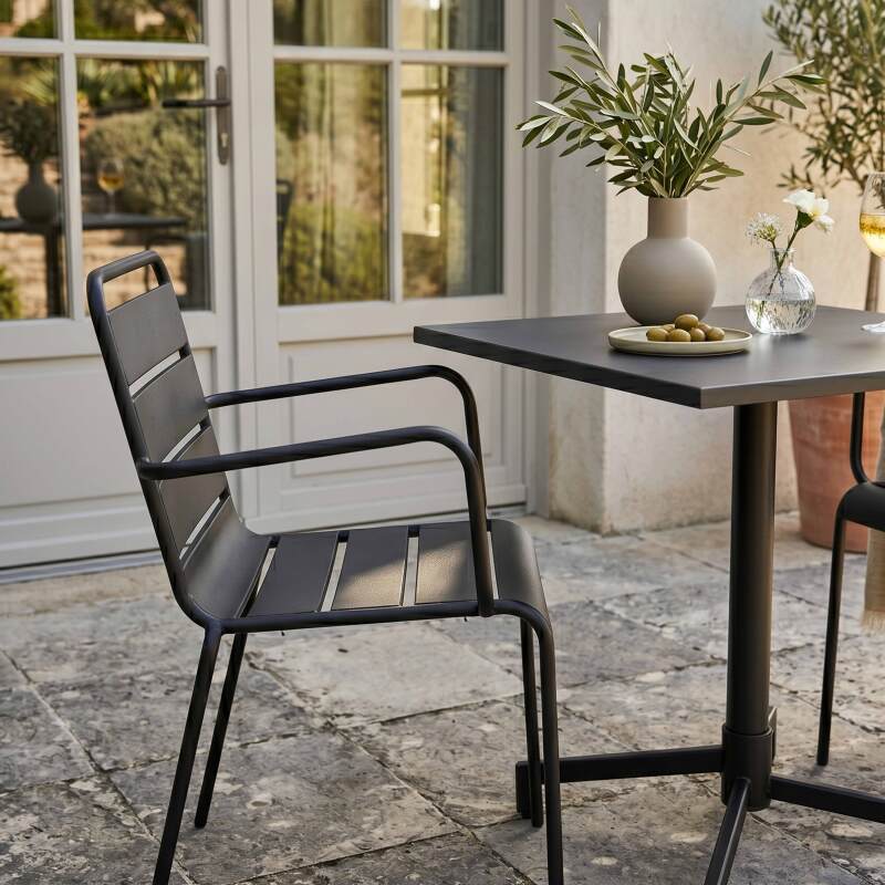 Tavolo da giardino bistrot quadrato inclinabile in metallo con piede incassato 70x70 cm e 2 sedie con braccioli (2/7)