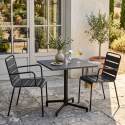 Tavolo da giardino bistrot quadrato inclinabile in metallo con piede incassato 70x70 cm e 2 sedie con braccioli