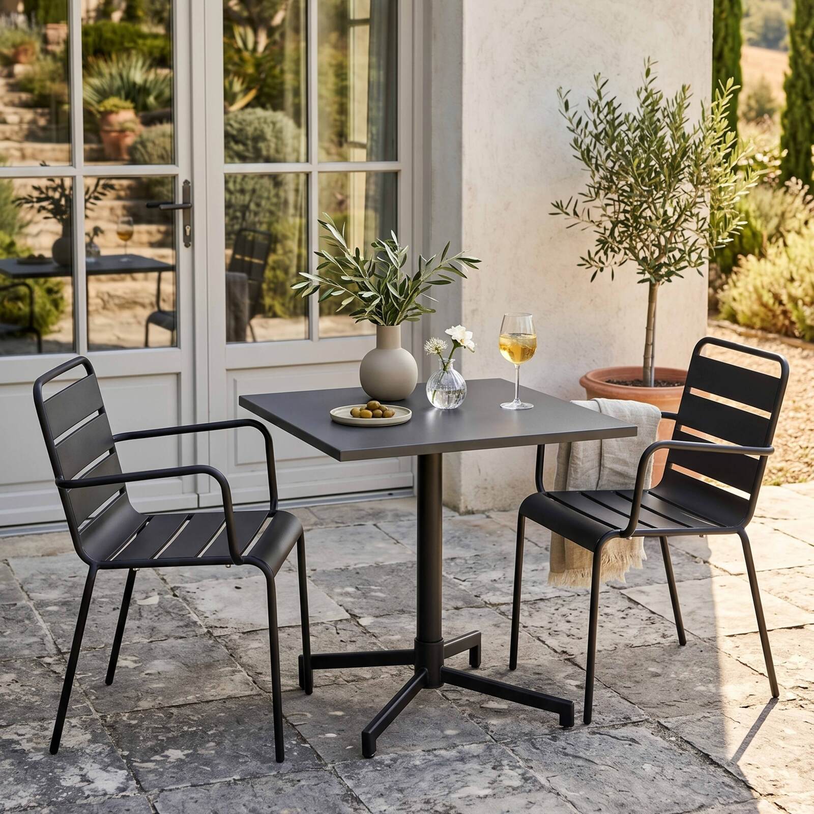 Tavolo da giardino bistrot quadrato inclinabile in metallo con piede incassato 70x70 cm e 2 sedie con braccioli