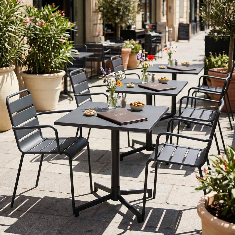 Tavolo da giardino bistrot quadrato inclinabile in metallo con piede incassato 70x70 cm e 2 sedie con braccioli (6/7)