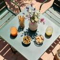 Tavolo da giardino bistrot quadrato inclinabile in metallo con piede incassato 70x70 cm e 2 sedie con braccioli