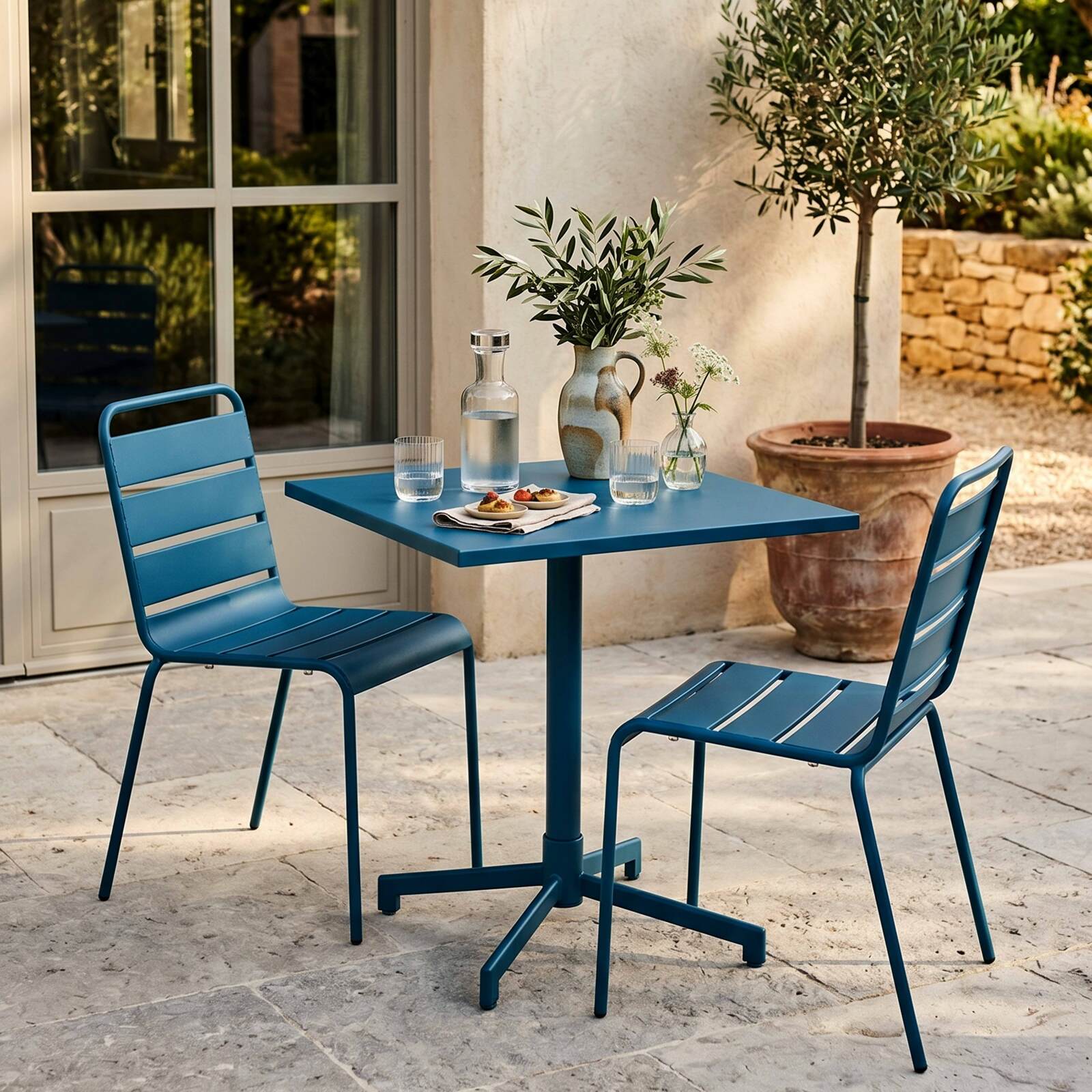 Tavolo da giardino bistrot quadrato inclnabile in metallo con piede incassato 70x70 cm e 2 sedie