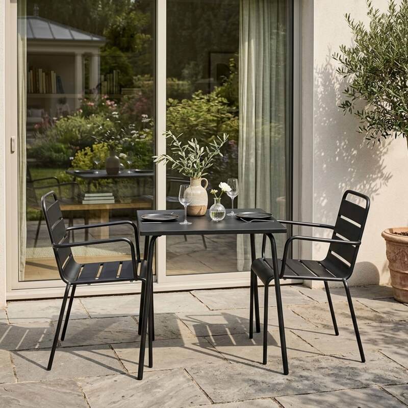 Tavolo da giardino bistrot quadrato in metallo 70x70 cm e 2 sedie con braccioli