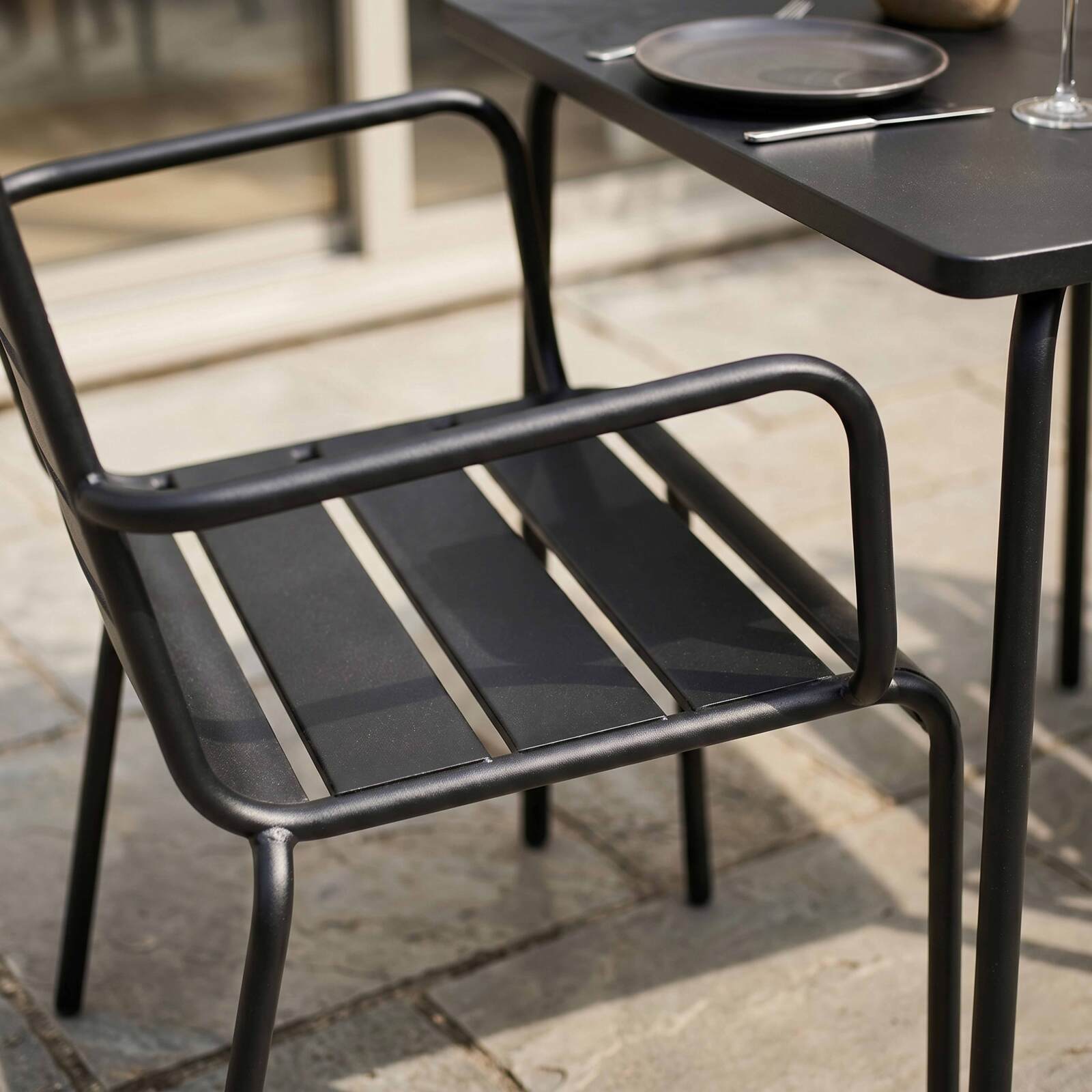 Tavolo da giardino bistrot quadrato in metallo 70x70 cm e 2 sedie con braccioli