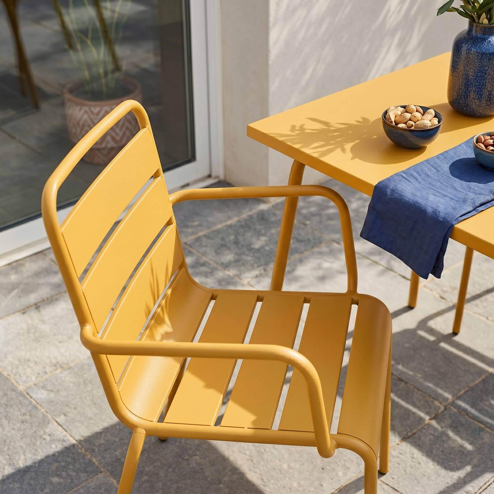 Tavolo da giardino bistrot quadrato in metallo 70x70 cm e 2 sedie con braccioli
