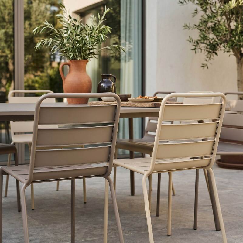 Tavolo da giardino in metallo 180x90 cm e 8 sedie spaiate (3/7)