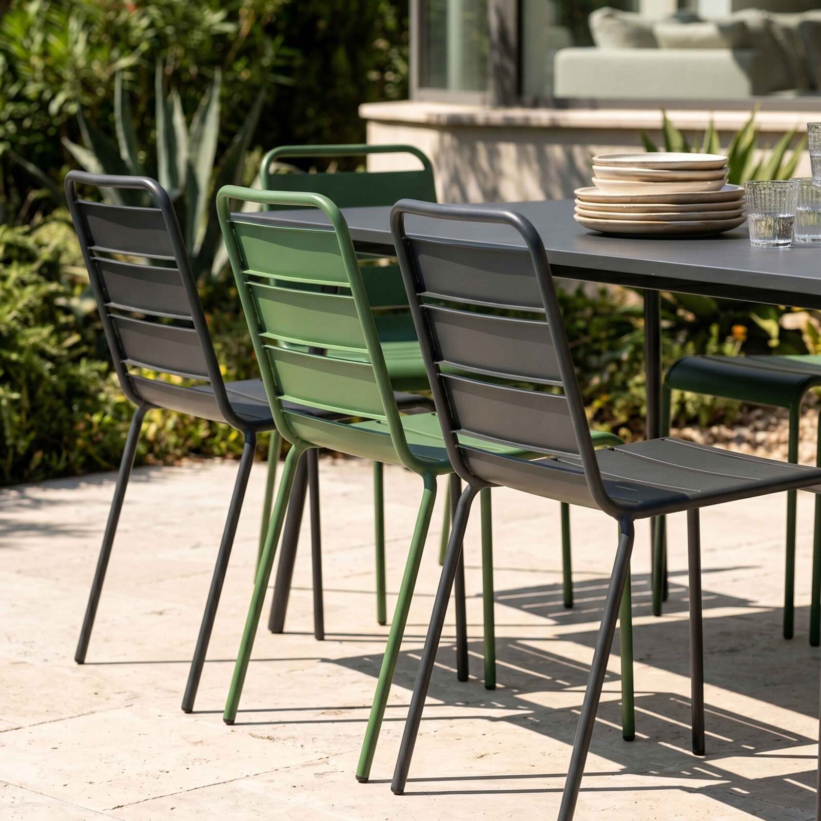 Tavolo da giardino in metallo 180x90 cm e 8 sedie spaiate