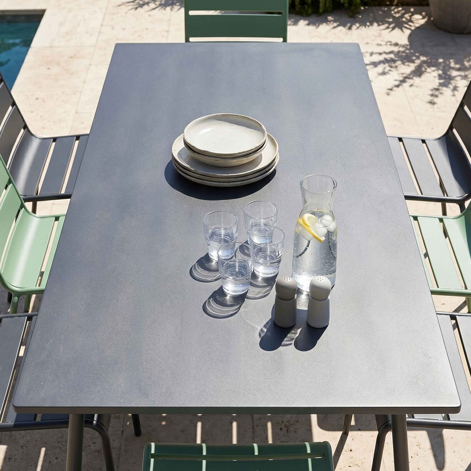 Tavolo da giardino in metallo 180x90 cm e 8 sedie spaiate
