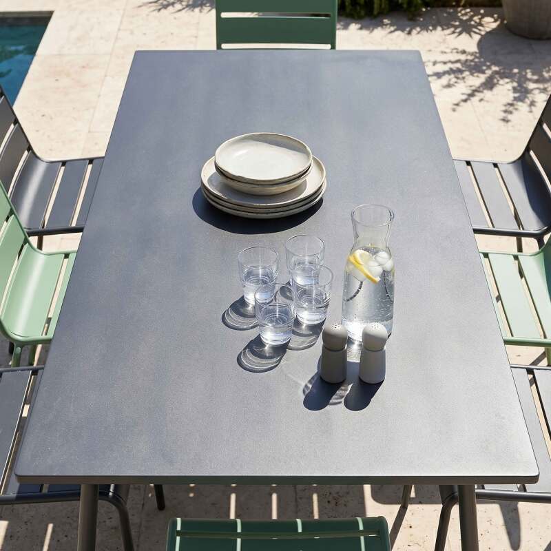 Tavolo da giardino in metallo 180x90 cm e 8 sedie spaiate (2/7)