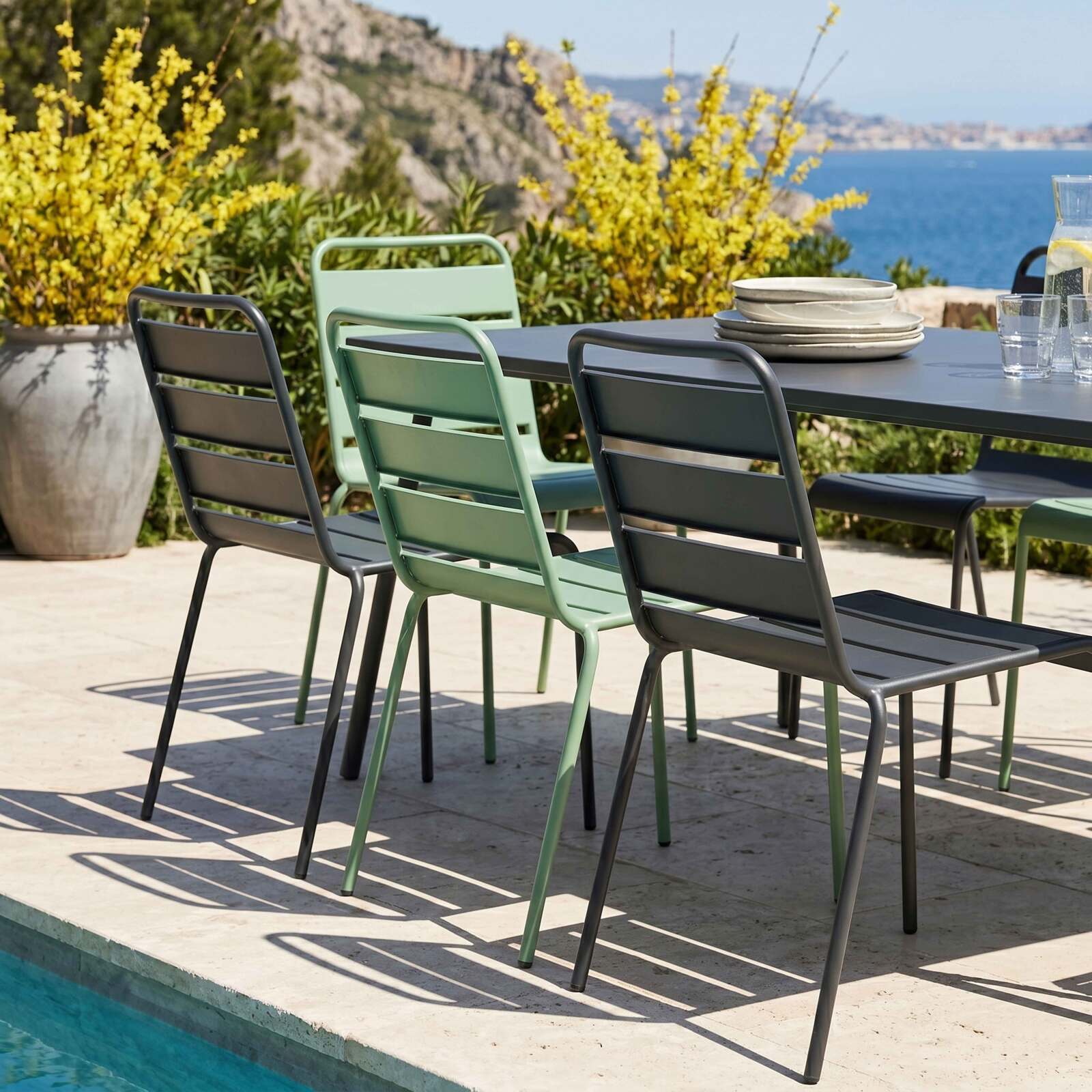 Tavolo da giardino in metallo 180x90 cm e 8 sedie spaiate