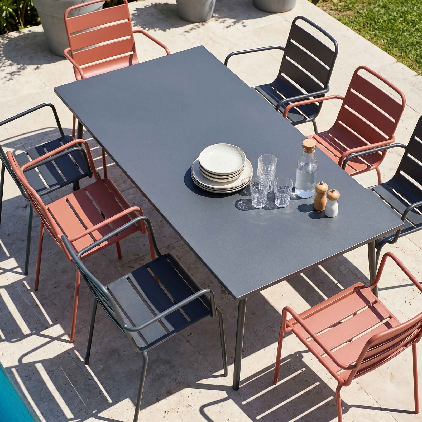 Tavolo da giardino in metallo 180x90 cm e 8 sedie spaiate con braccioli