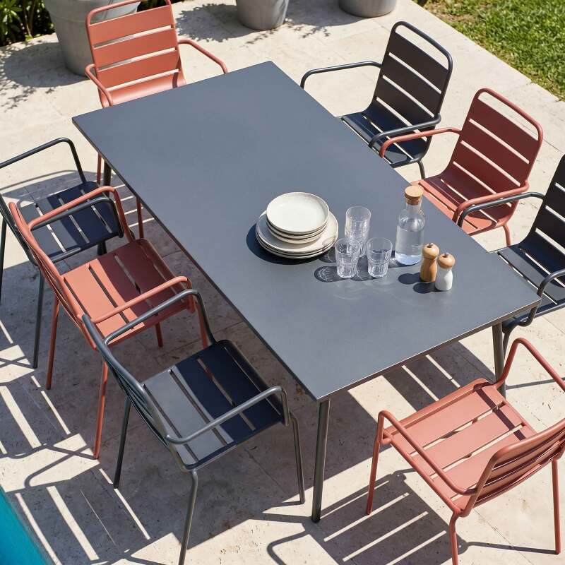 Tavolo da giardino in metallo 180x90 cm e 8 sedie spaiate con braccioli (2/7)