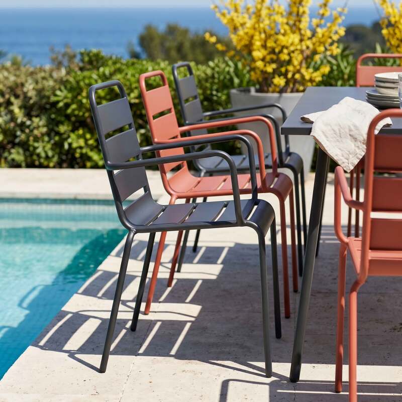 Tavolo da giardino in metallo 180x90 cm e 8 sedie spaiate con braccioli (3/7)