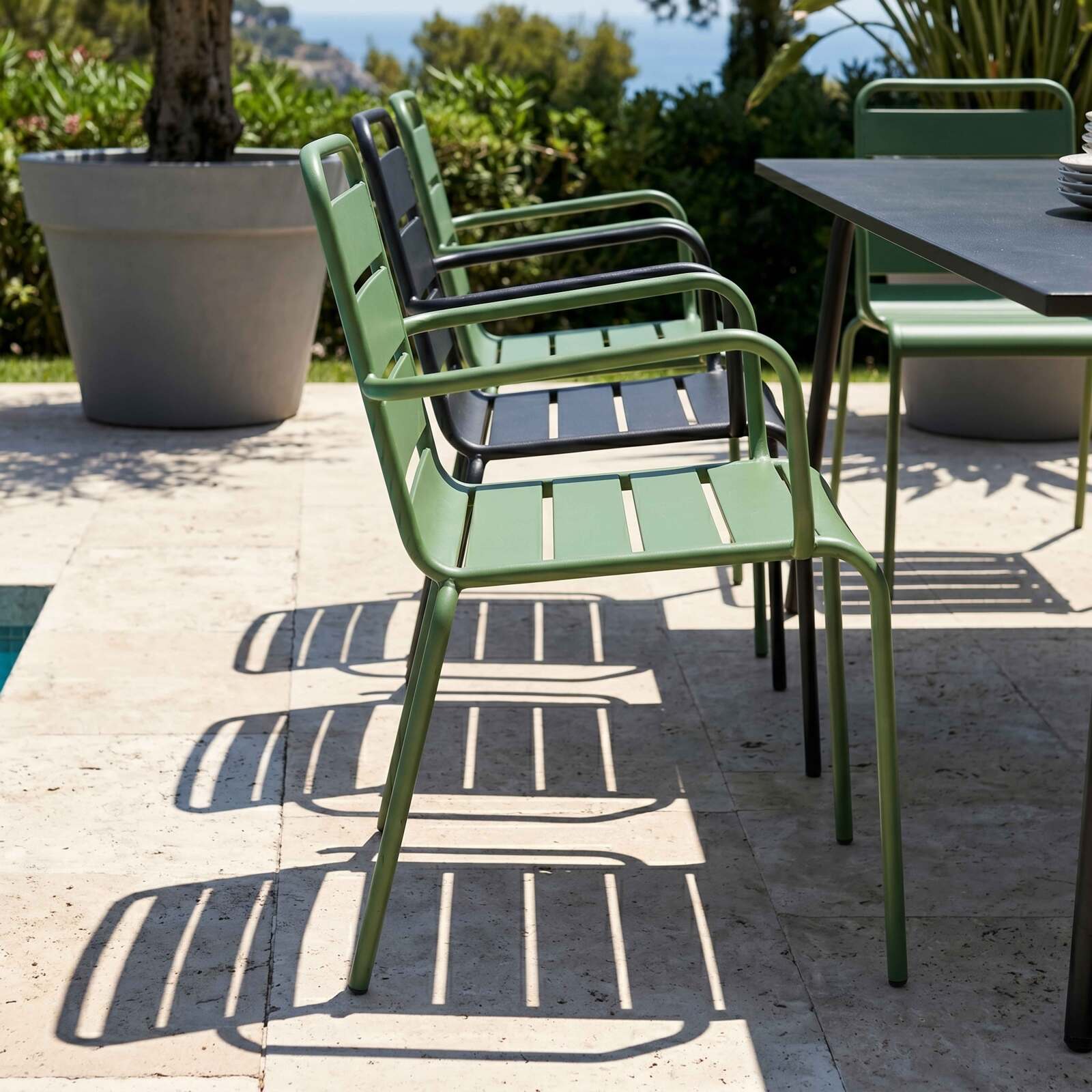 Tavolo da giardino in metallo 180x90 cm e 8 sedie spaiate con braccioli