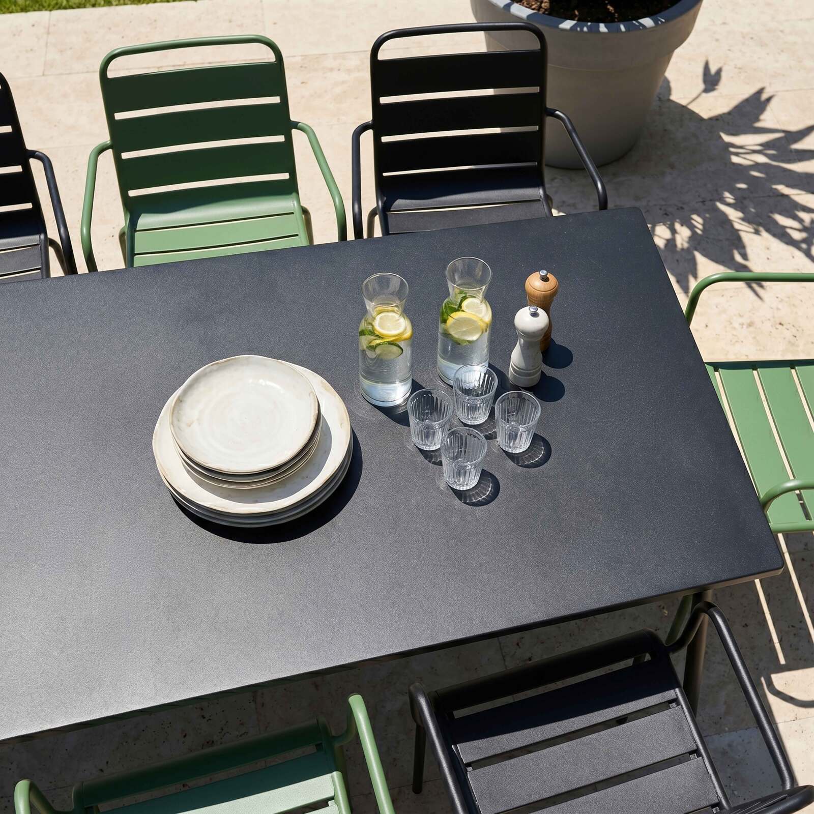 Tavolo da giardino in metallo 180x90 cm e 8 sedie spaiate con braccioli