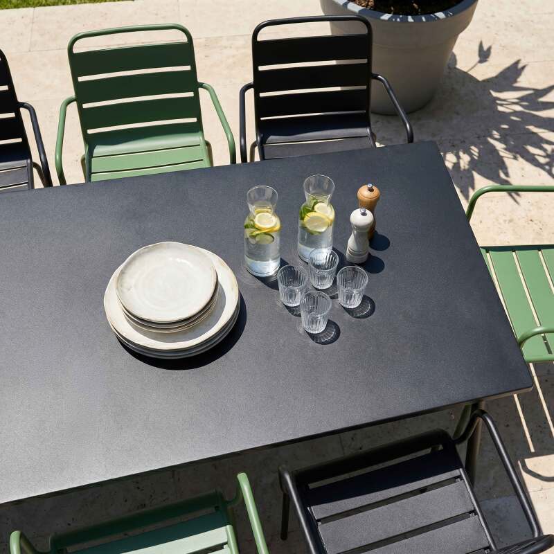Tavolo da giardino in metallo 180x90 cm e 8 sedie spaiate con braccioli (2/7)