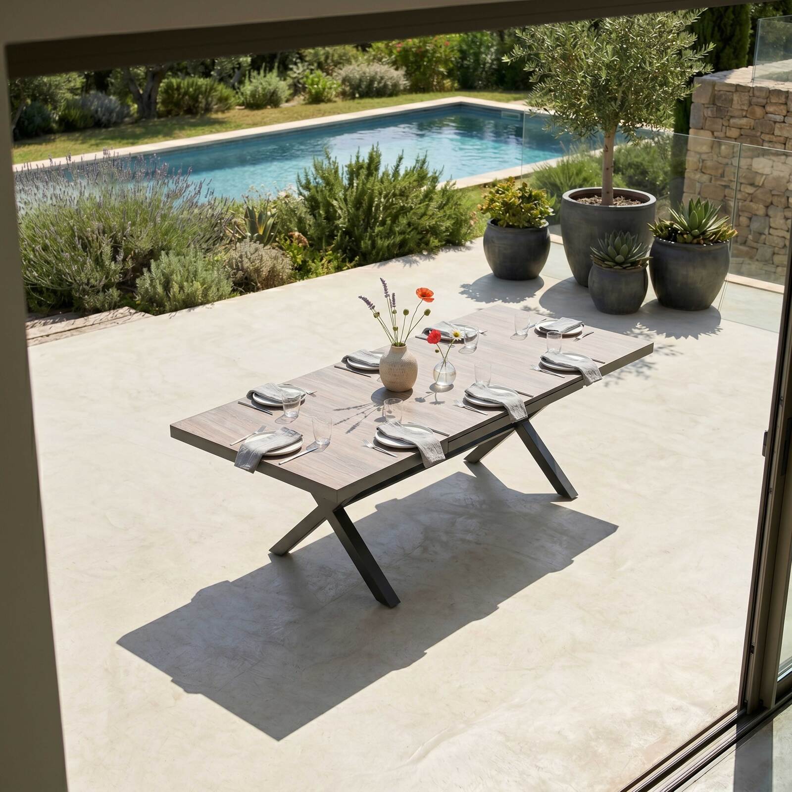Tavolo da giardino allungabile in alluminio e ceramica effetto legno 200/260x100 cm e 10 sedie in textilene