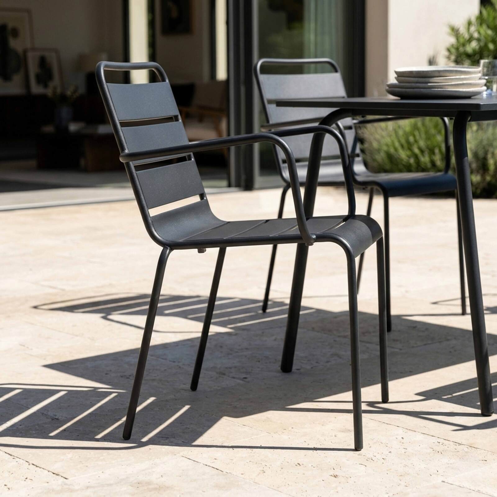 Tavolo da giardino in metallo 120x70 cm e 4 sedie con braccioli