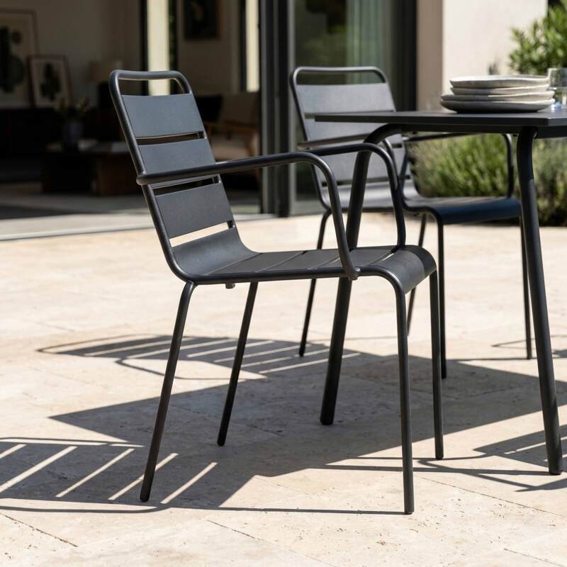 Tavolo da giardino in metallo 120x70 cm e 4 sedie con braccioli (3/7)