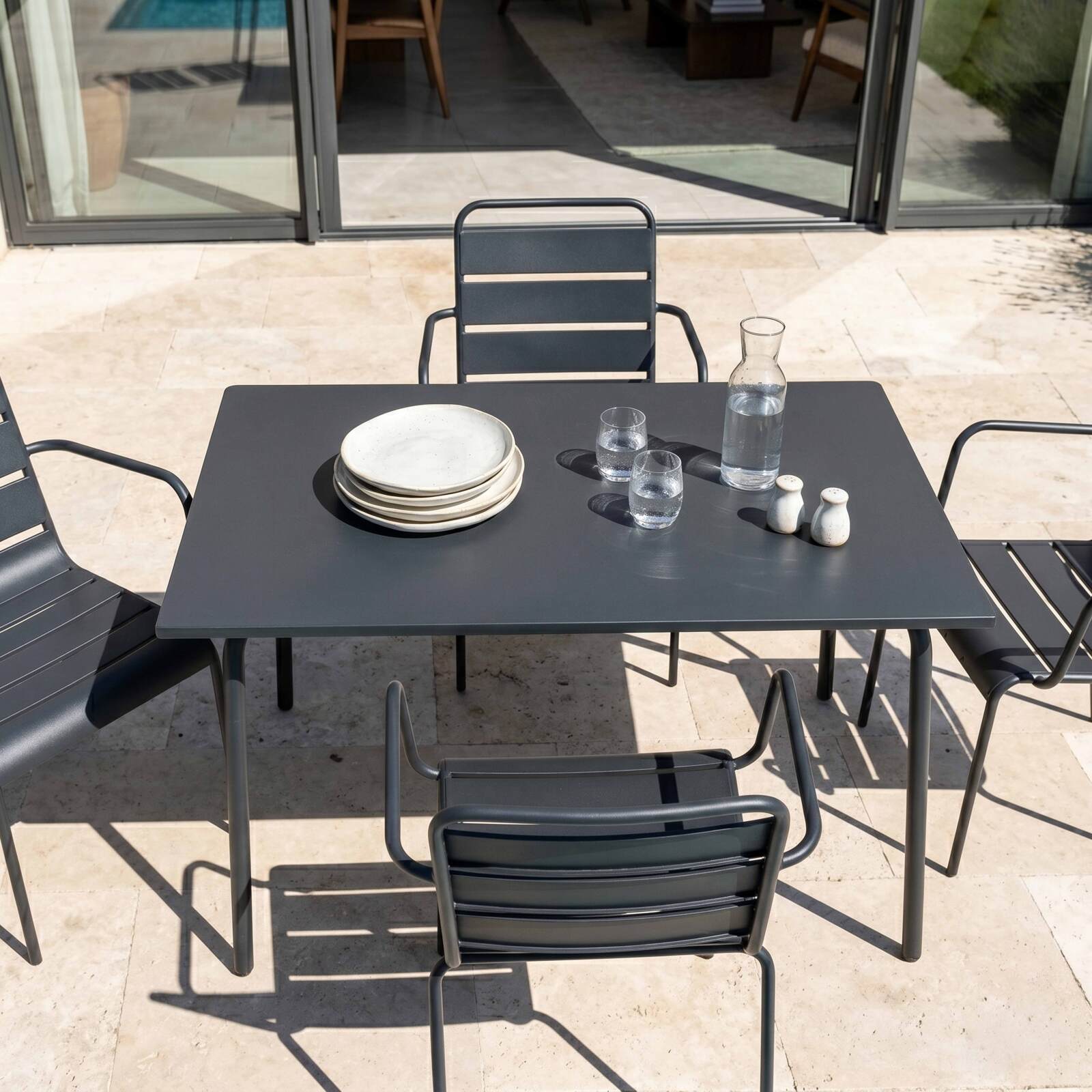 Tavolo da giardino in metallo 120x70 cm e 4 sedie con braccioli