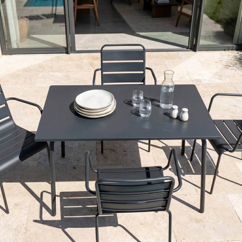 Tavolo da giardino in metallo 120x70 cm e 4 sedie con braccioli (2/7)