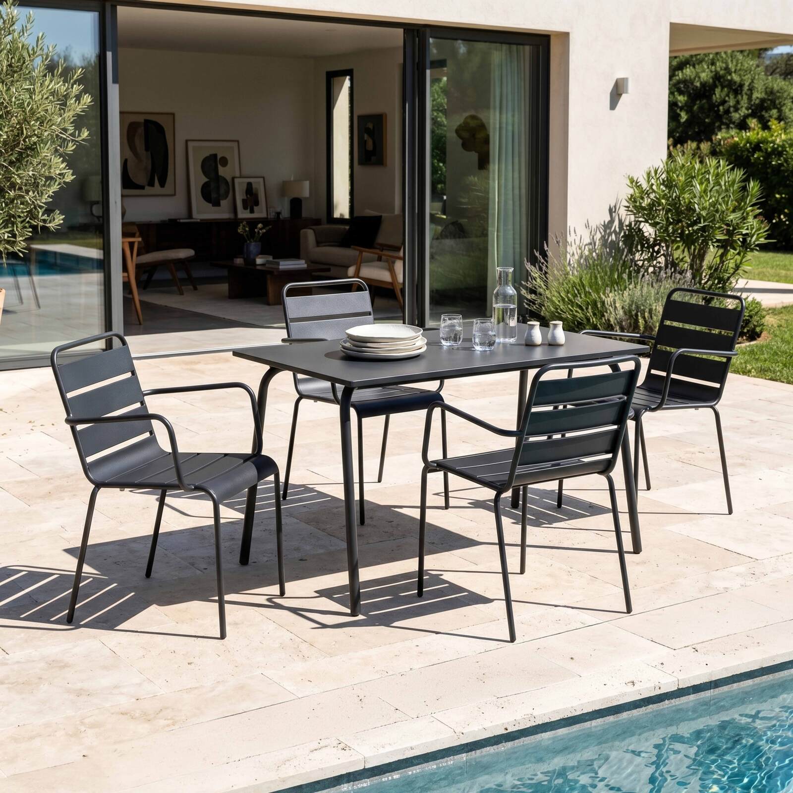 Tavolo da giardino in metallo 120x70 cm e 4 sedie con braccioli