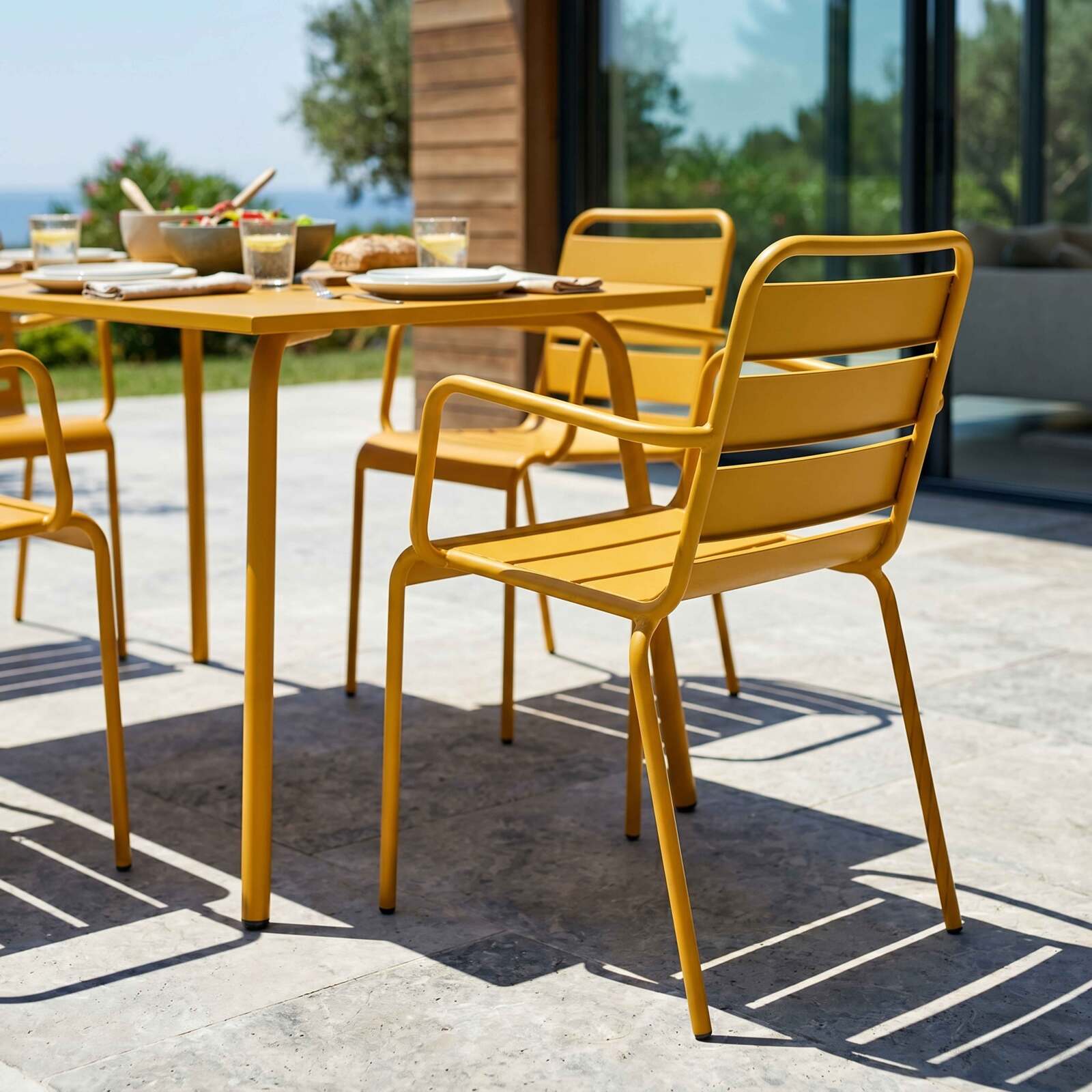 Tavolo da giardino in metallo 120x70 cm e 4 sedie con braccioli
