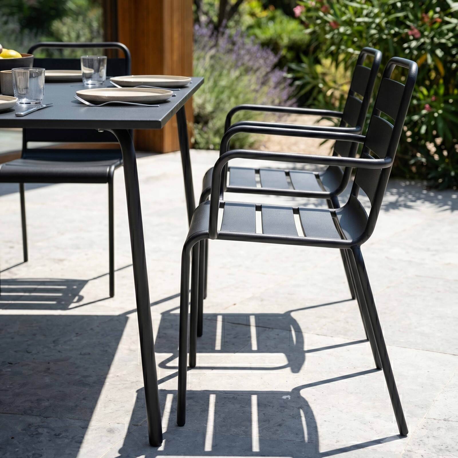 Tavolo da giardino quadrato in metallo 120x120 cm e 8 sedie con braccioli
