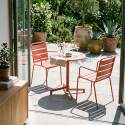 Tavolo da giardino bistrot rotonda inclinabile in metallo con piede incassato 70x70 cm e 2 sedie con braccioli