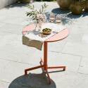 Tavolo da giardino bistrot rotonda inclinabile in metallo con piede incassato 70x70 cm e 2 sedie con braccioli