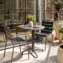 Tavolo da giardino bistrot rotonda inclinabile in metallo con piede incassato 70x70 cm e 2 sedie con braccioli
