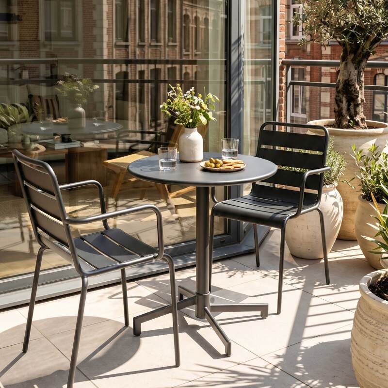 Tavolo da giardino bistrot rotonda inclinabile in metallo con piede incassato 70x70 cm e 2 sedie con braccioli (2/11)
