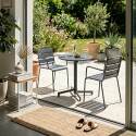 Tavolo da giardino bistrot rotonda inclinabile in metallo con piede incassato 70x70 cm e 2 sedie con braccioli