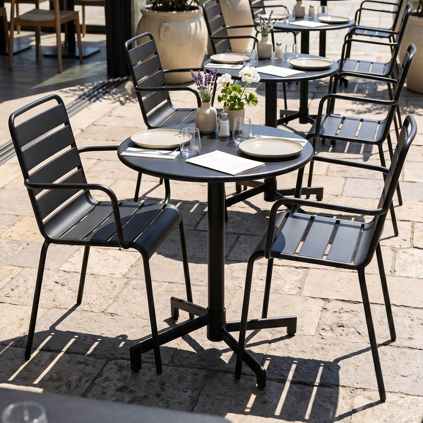 Tavolo da giardino bistrot rotonda inclinabile in metallo con piede incassato 70x70 cm e 2 sedie con braccioli