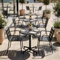 Tavolo da giardino bistrot rotonda inclinabile in metallo con piede incassato 70x70 cm e 2 sedie con braccioli