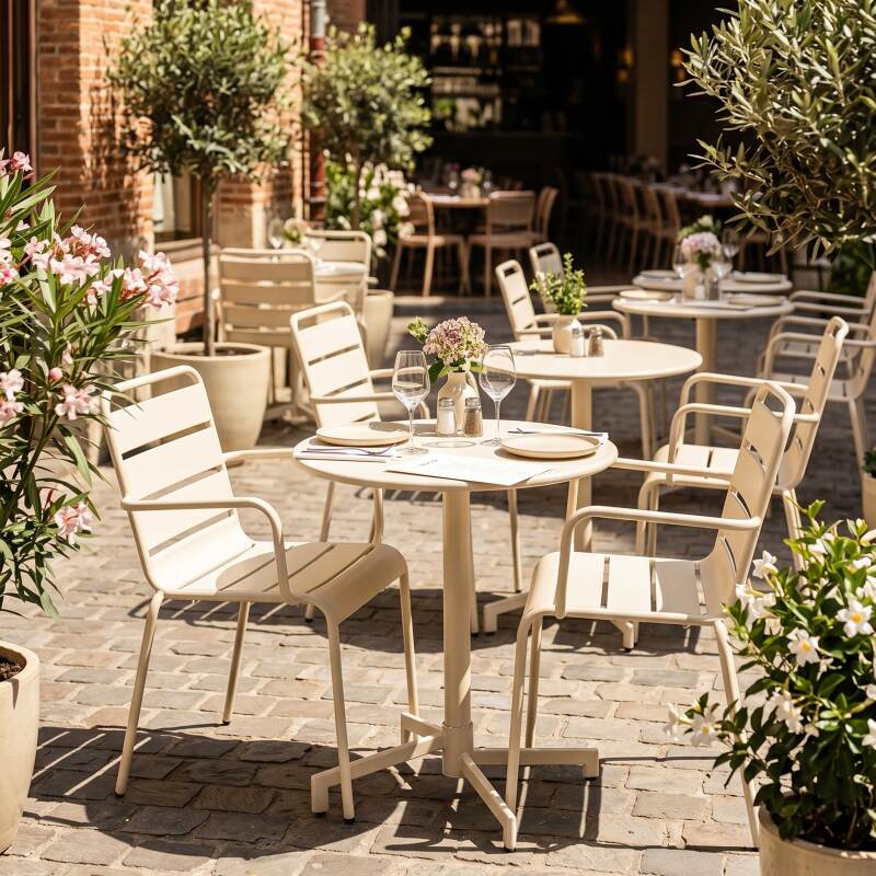 Tavolo da giardino bistrot rotonda inclinabile in metallo con piede incassato 70x70 cm e 2 sedie con braccioli (7/11)